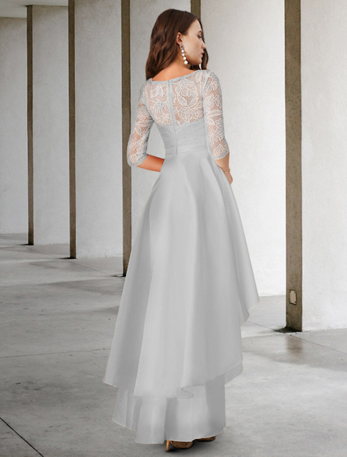 Abito da madre della sposa a trapezio, elegante, con scollo a V asimmetrico, in chiffon e pizzo, maniche corte con applicazioni e volant a cascata.